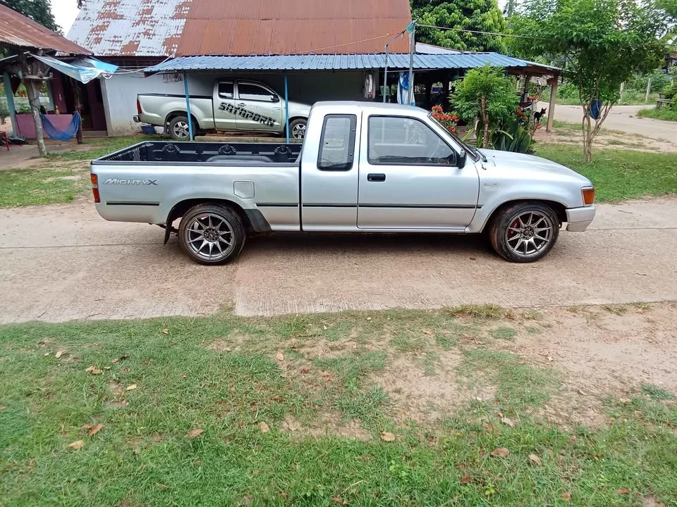 1986 Toyota Hilux Mighty-X V 3