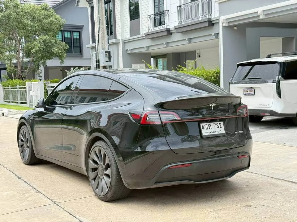 2023 Tesla Model Y 2