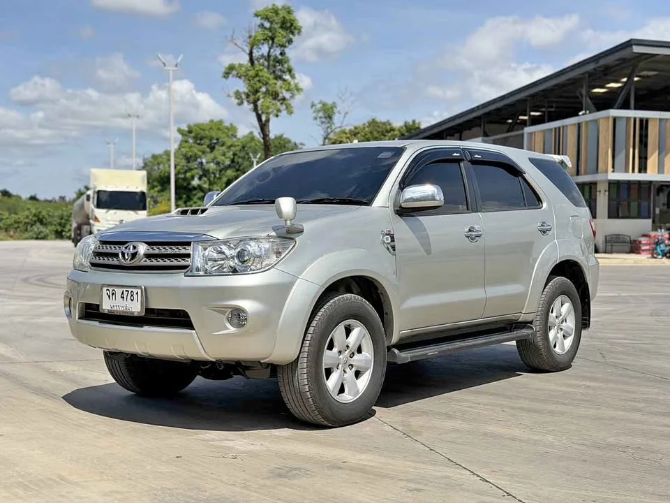 2010 Toyota Fortuner I 3