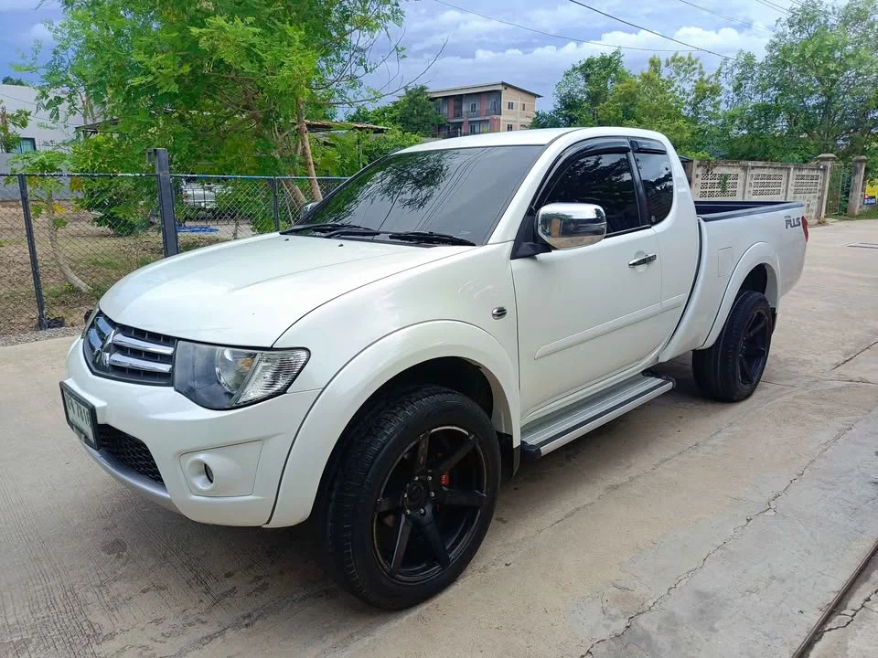 2013 Mitsubishi Triton IV 2