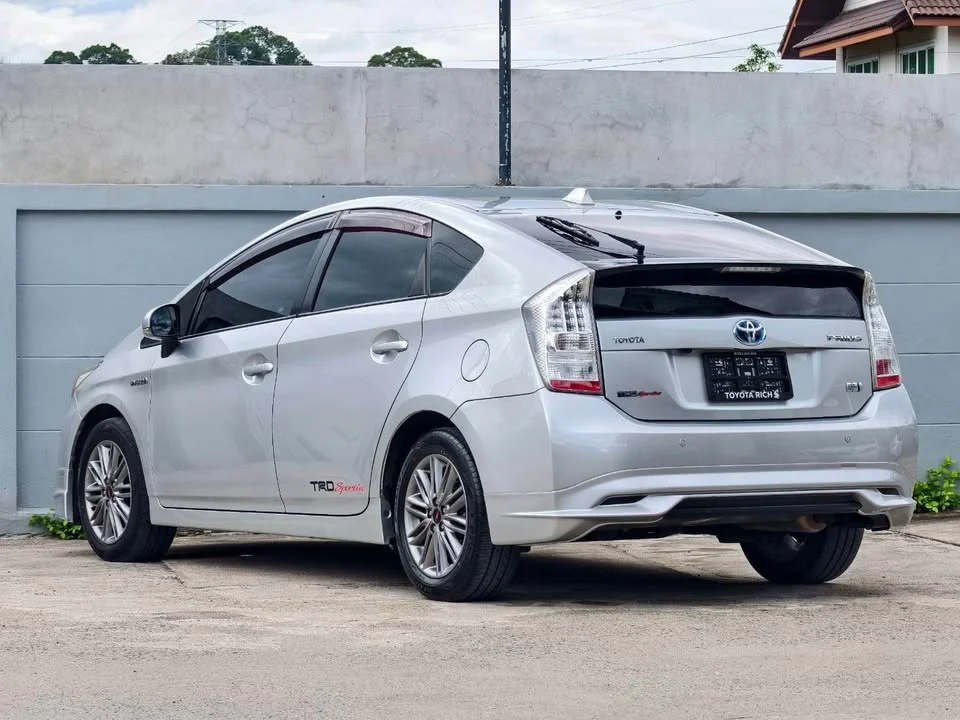 2011 Toyota Prius III 2