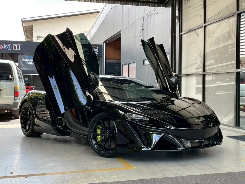 2023 McLaren Artura 3