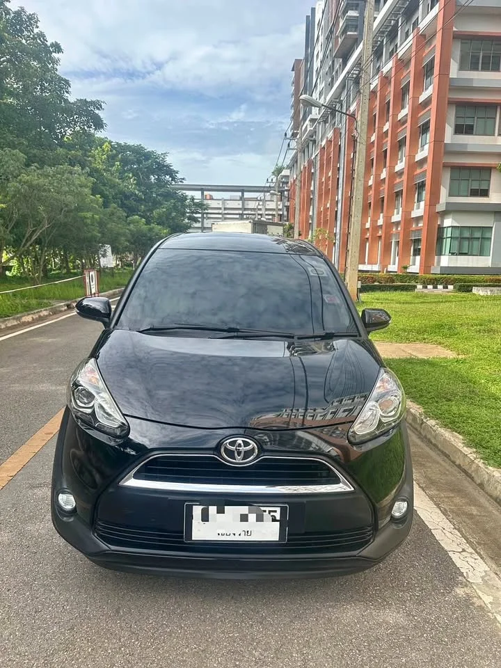 2017 Toyota Sienta II 2