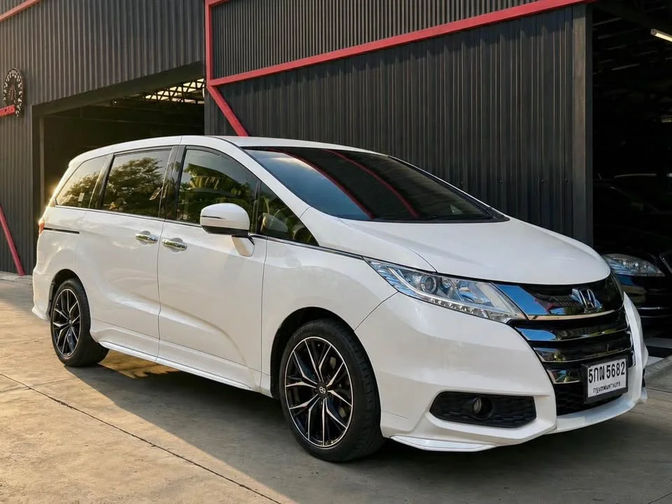 2015 Honda Odyssey V 3