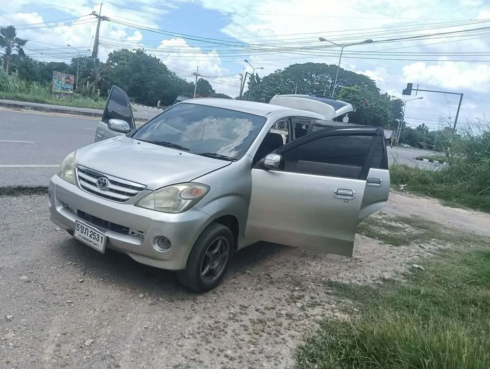 2004 Toyota Avanza I 3
