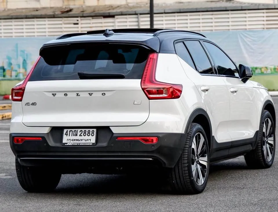 2023 Volvo XC40 2