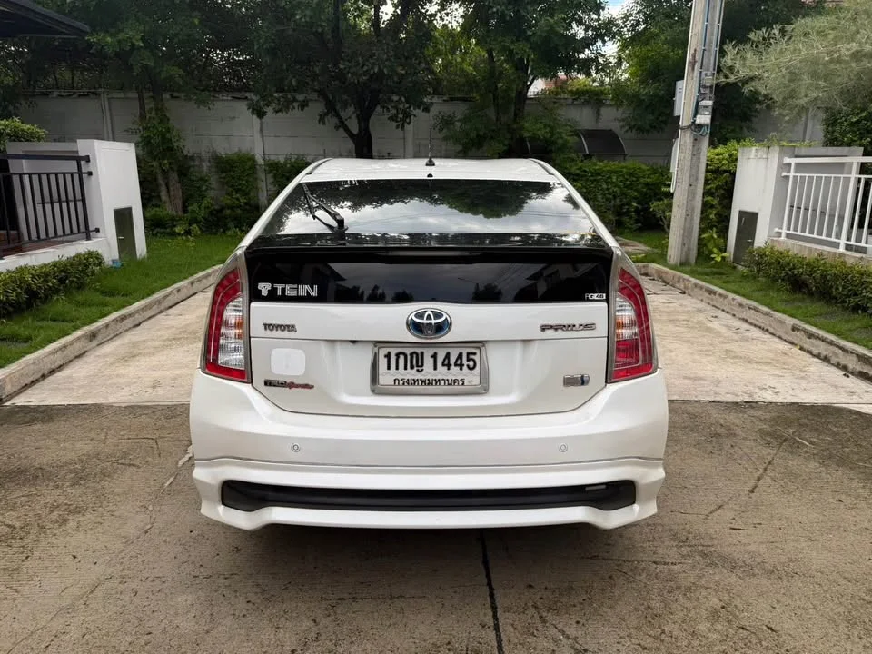 2012 Toyota Prius III 2