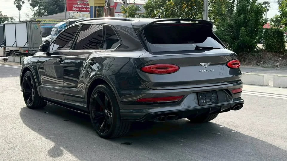 2022 Bentley Bentayga 3