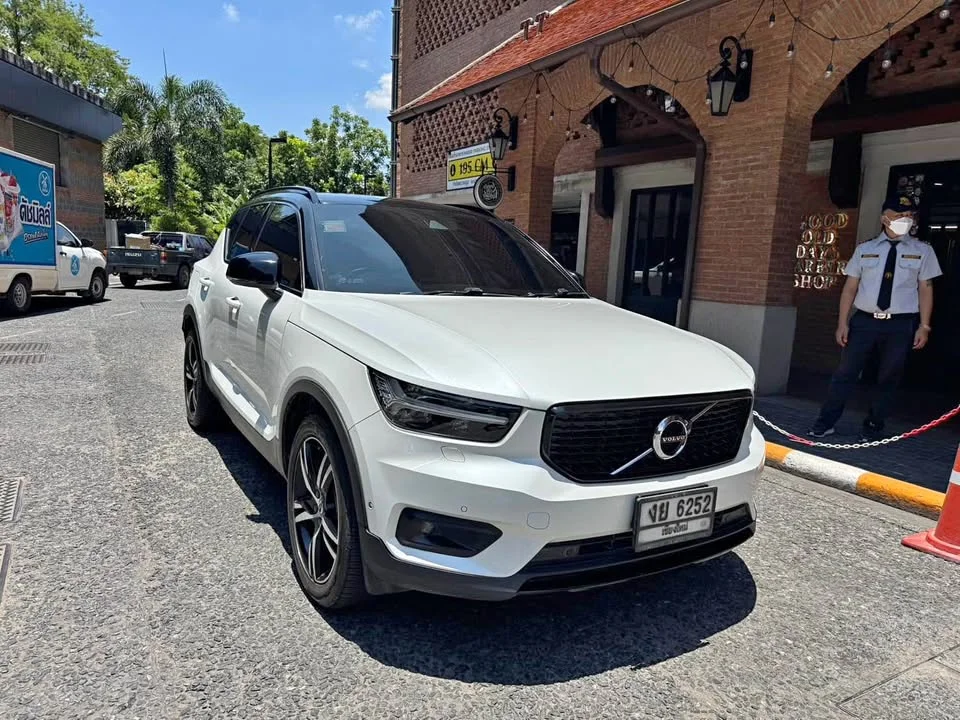 2019 Volvo XC40 2