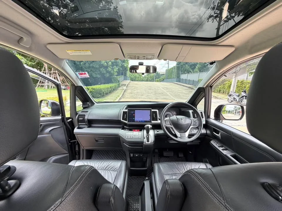 2014 Honda Stepwgn IV 2