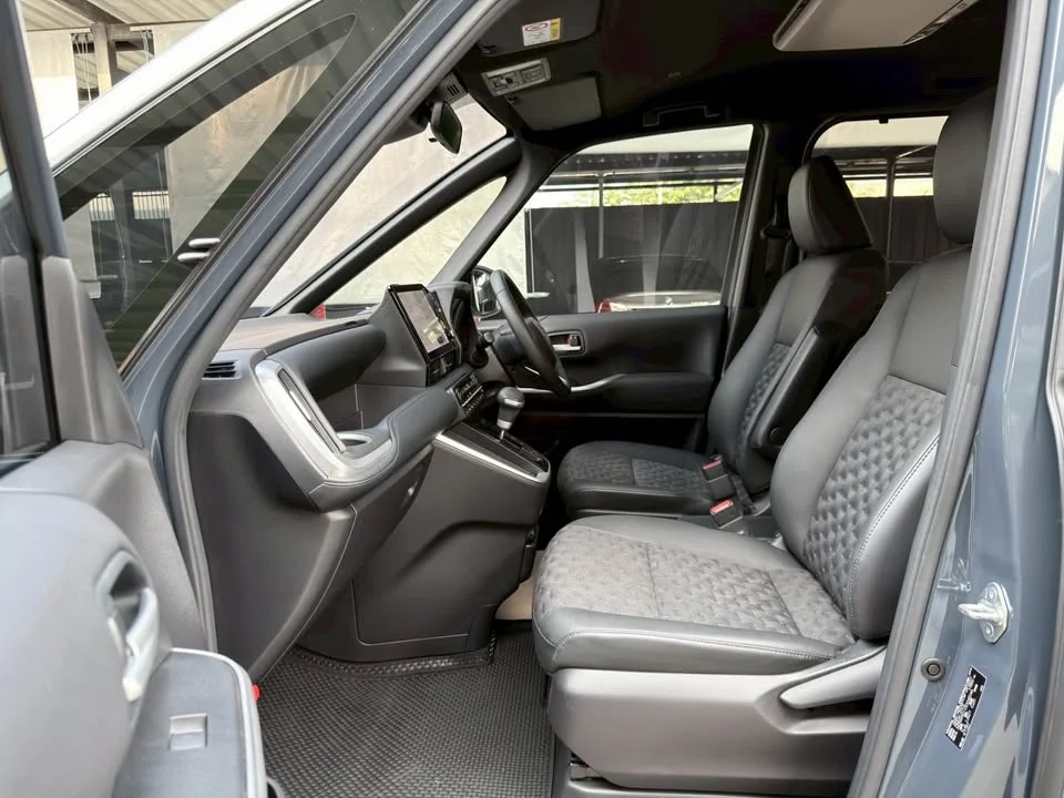 2023 Toyota Voxy IV 3