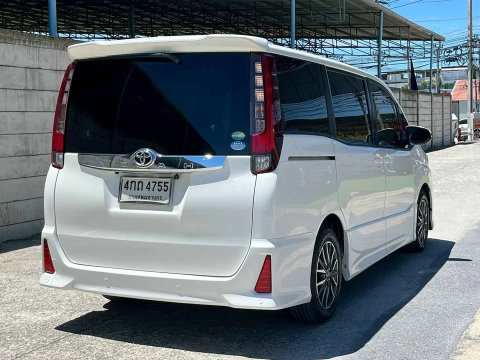 2014 Toyota Voxy III 2