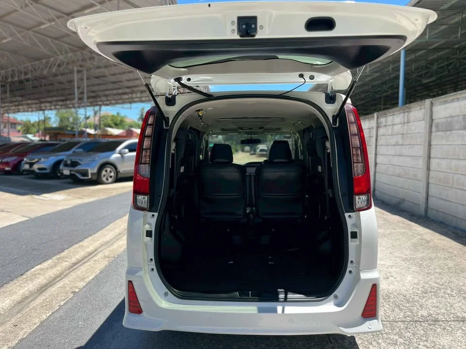 2014 Toyota Voxy III 3