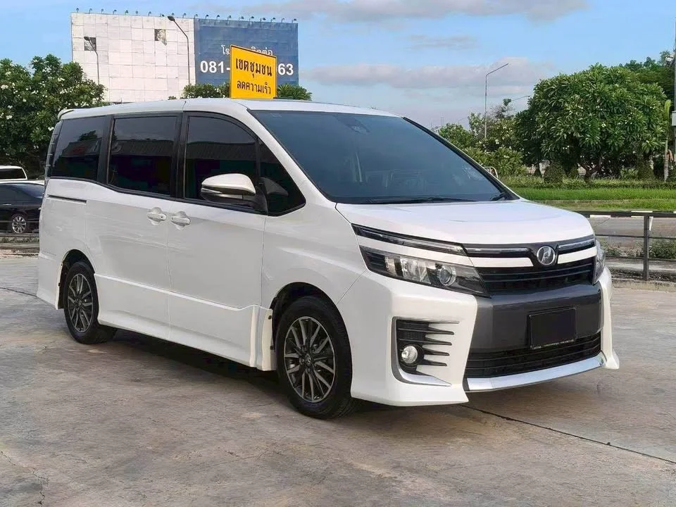 2016 Toyota Voxy III 3