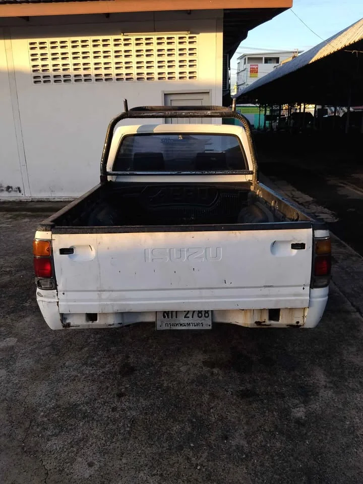Isuzu TFR III 2
