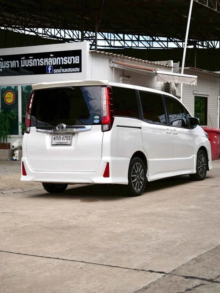 2015 Toyota Voxy III 3