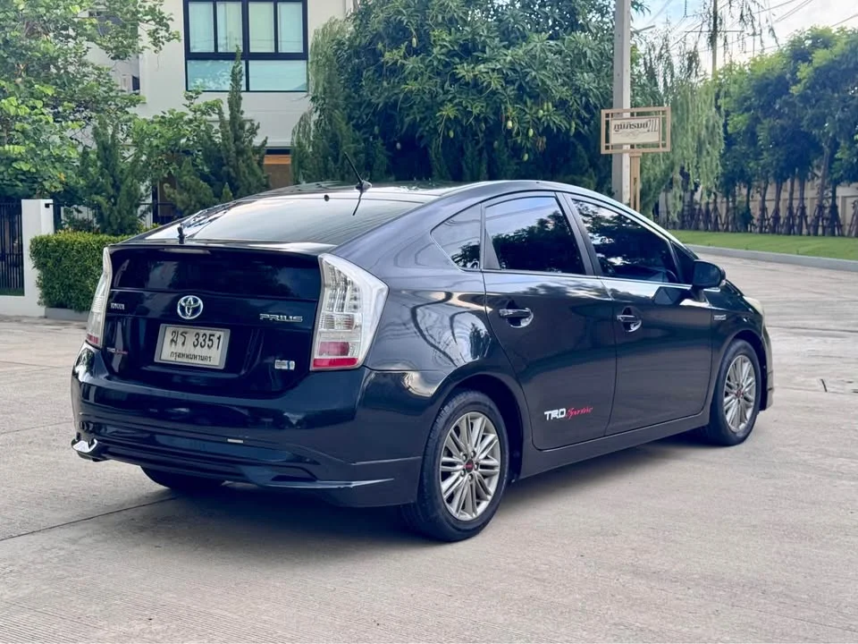 2011 Toyota Prius III 2