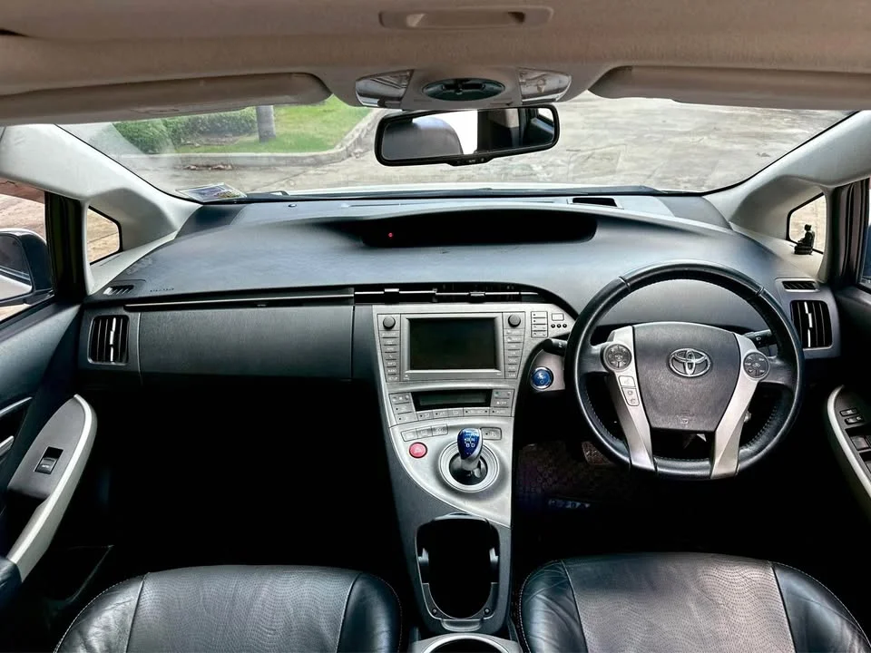 2014 Toyota Prius III 2