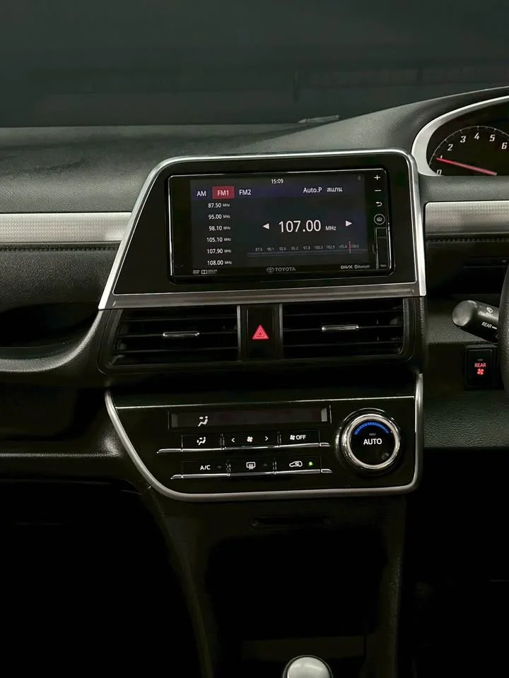 2017 Toyota Sienta II 2