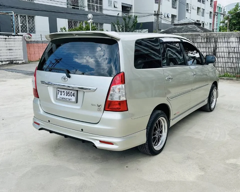 2012 Toyota Innova I 2