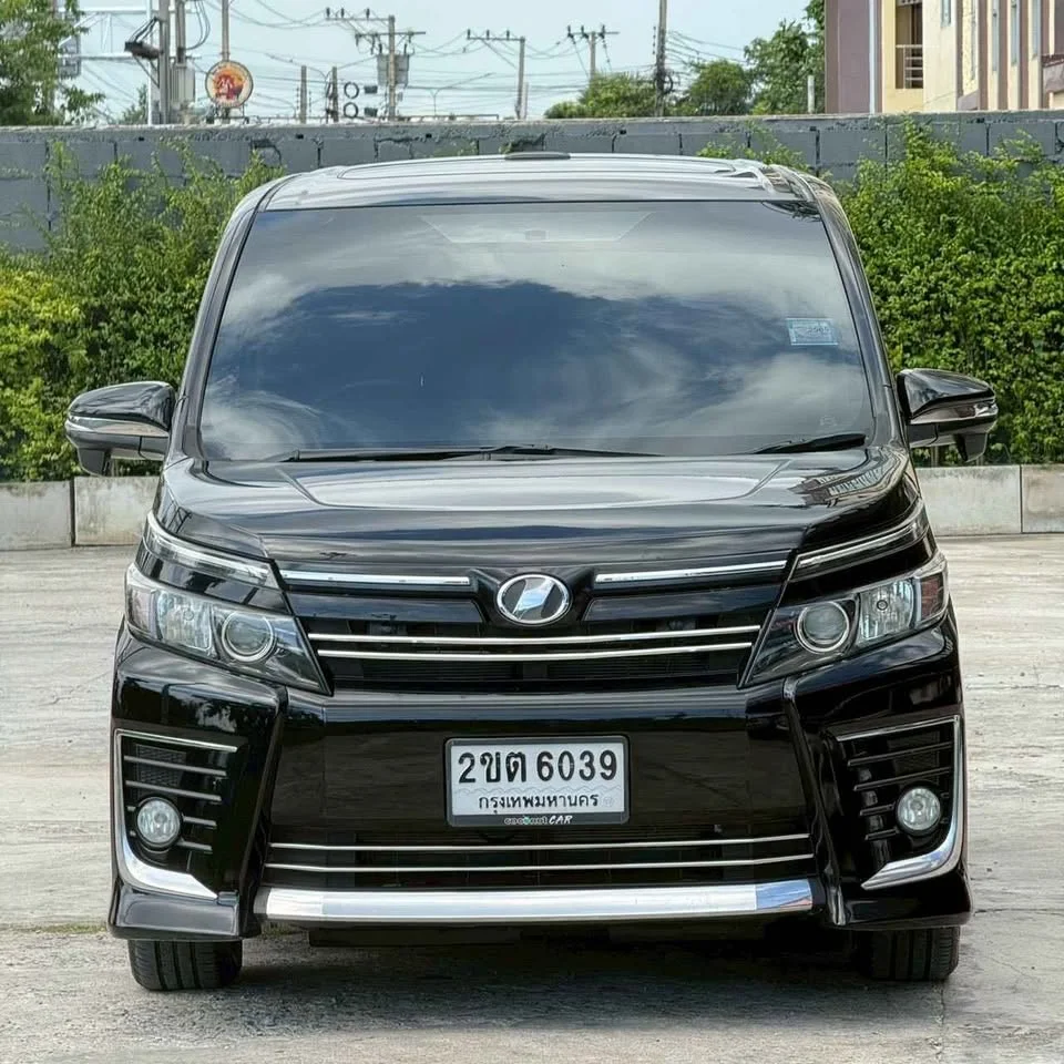 2015 Toyota Voxy III 3