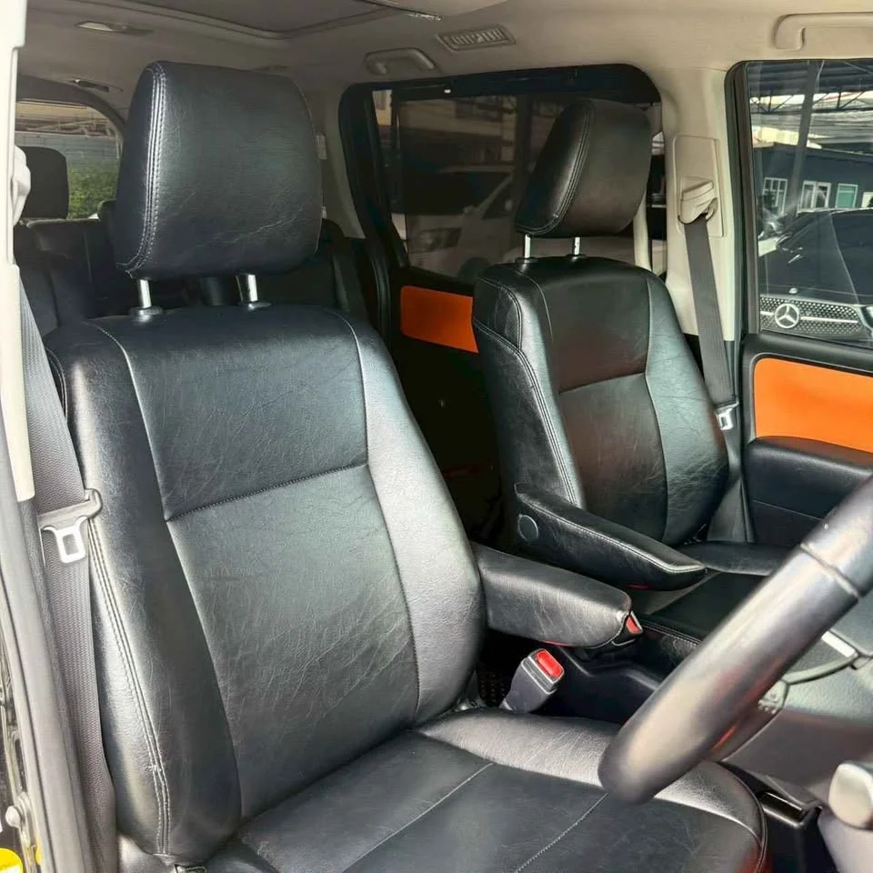 2015 Toyota Voxy III 2