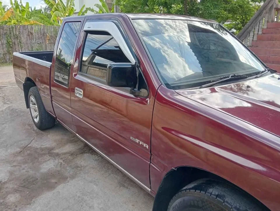 1995 Isuzu TFR III 2