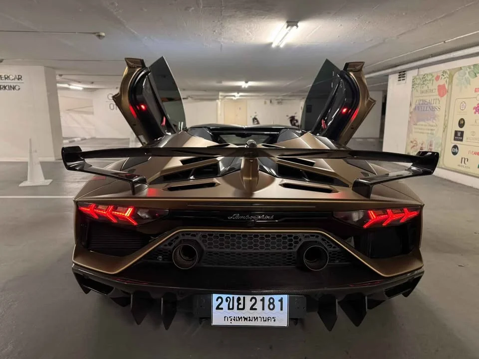 2021 Lamborghini Aventador 2