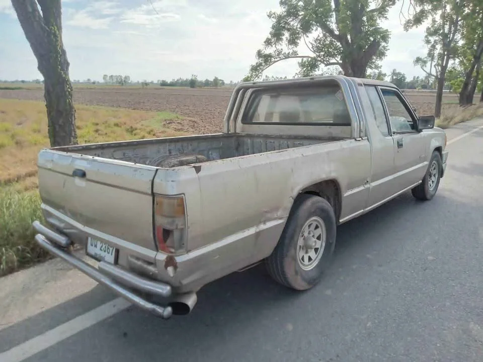 1996 Mitsubishi Triton II 2