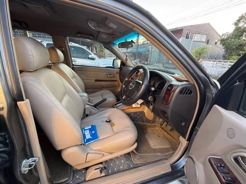2009 Isuzu MU-7 3