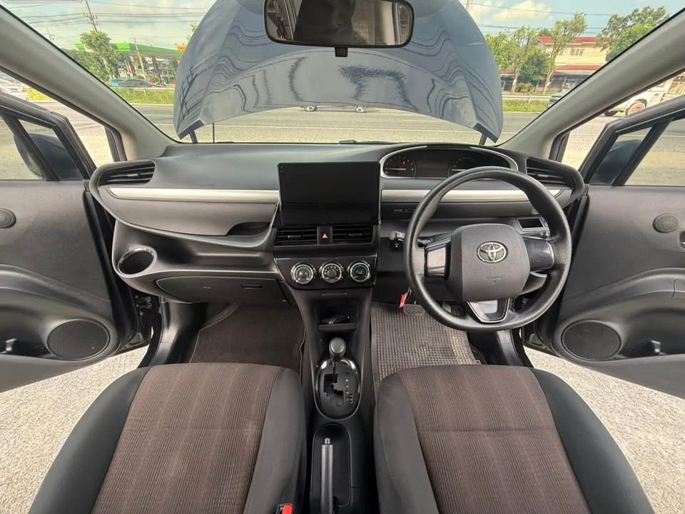 2017 Toyota Sienta II 2
