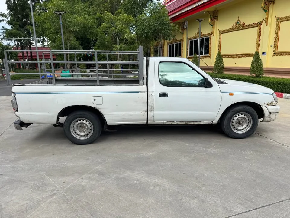 2000 Nissan Frontier I 2