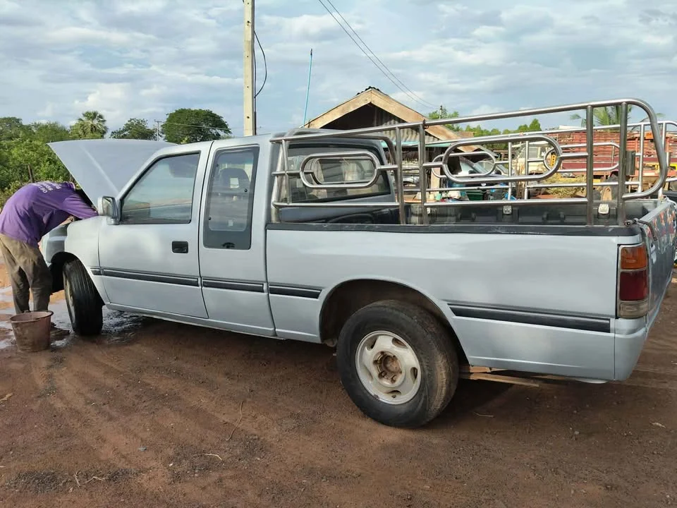 1996 Isuzu TFR III 2