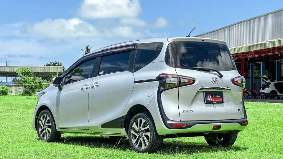 2016 Toyota Sienta II 2