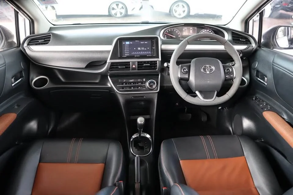 2017 Toyota Sienta II 3