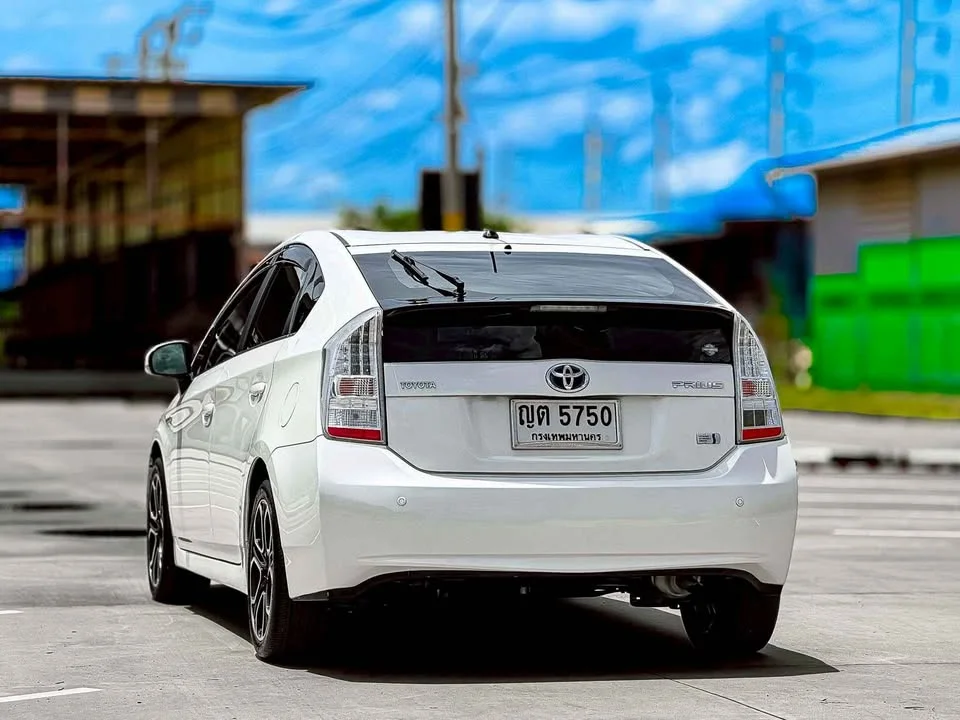 2011 Toyota Prius III 2