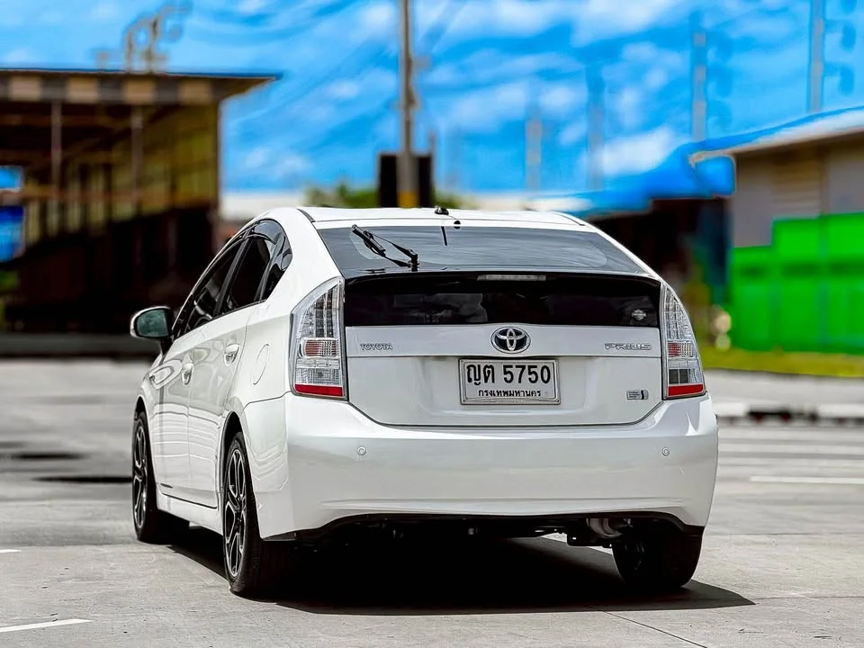 2011 Toyota Prius III 2