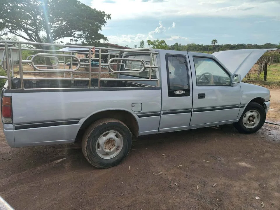 1996 Isuzu TFR III 2