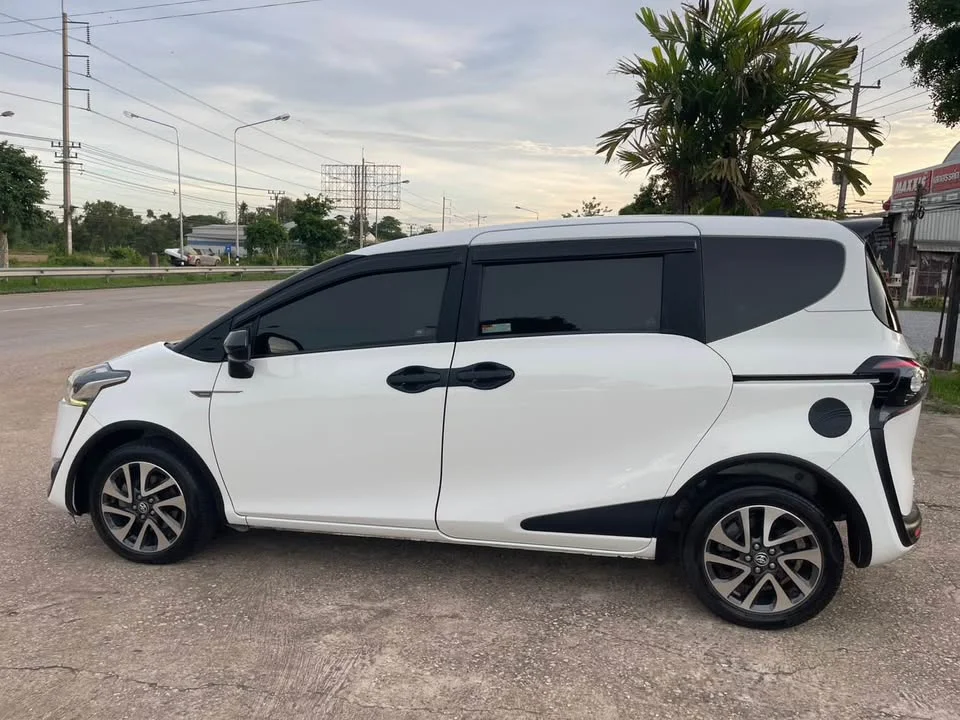 2016 Toyota Sienta II 3