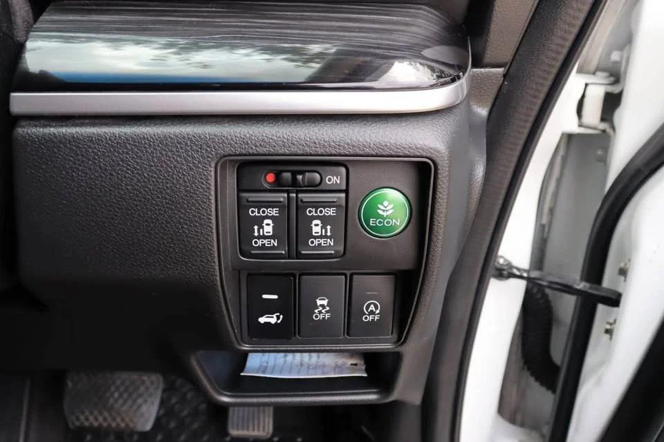 2013 Honda Odyssey V 2