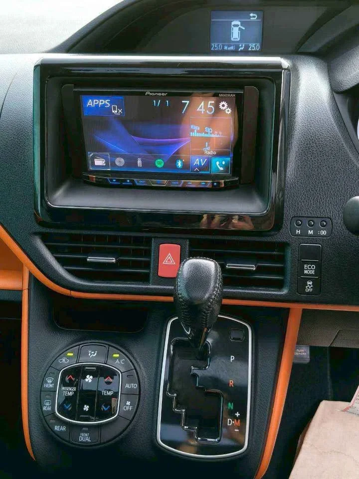 2016 Toyota Voxy III 2