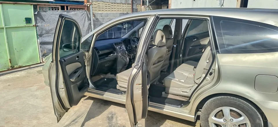 2005 Honda Stream I 3