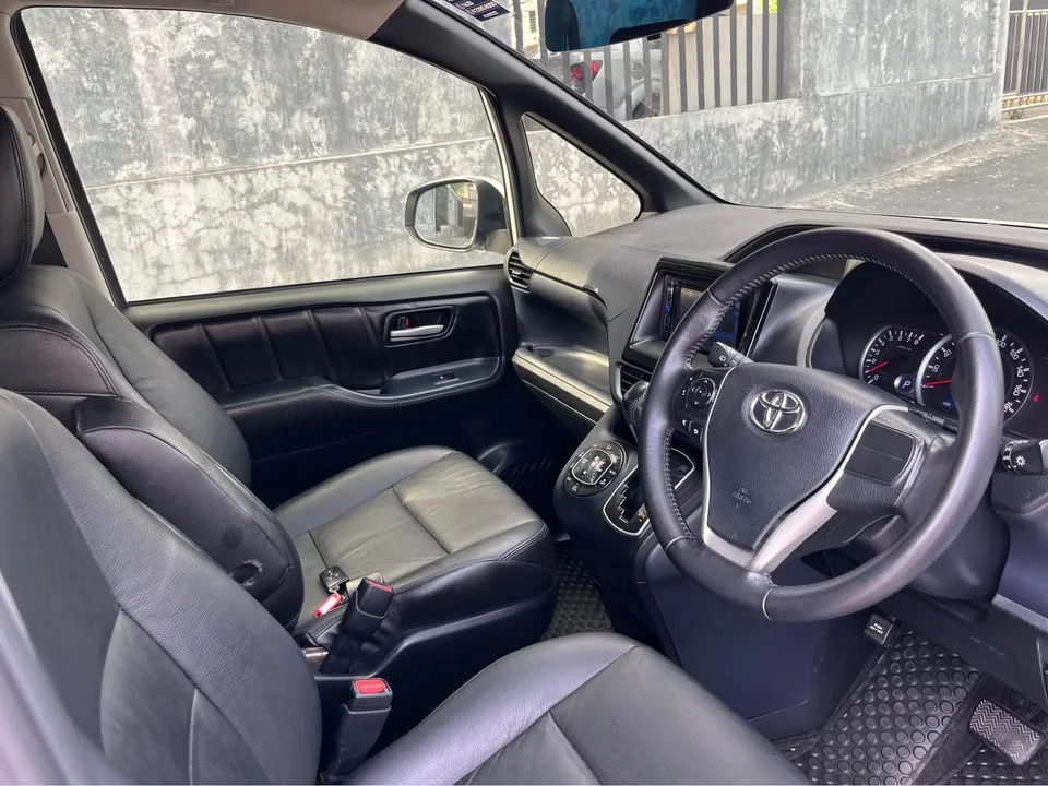 2015 Toyota Voxy III 2