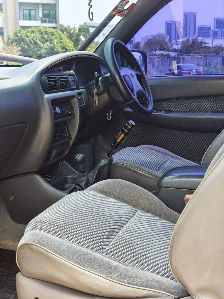 2000 Mazda 2500 Fighter V 2