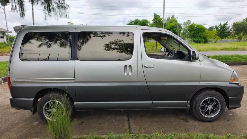 2001 Toyota Granvia H100 2
