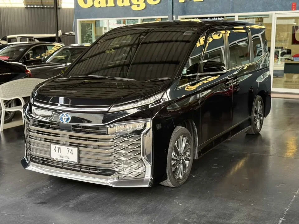2024 Toyota Voxy IV 3