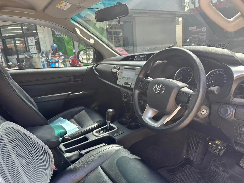 2015 Toyota Hilux VIII 2