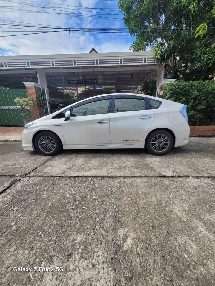 2011 Toyota Prius III 2