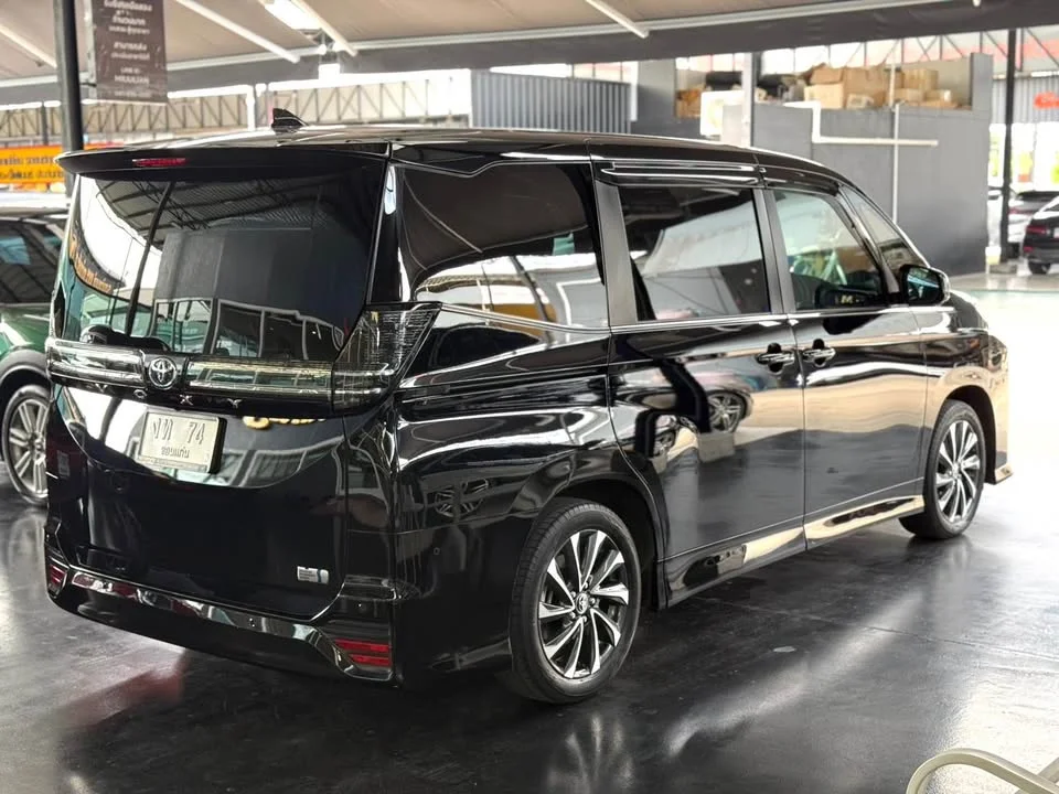 2024 Toyota Voxy IV 3
