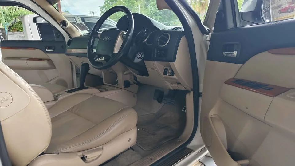 2010 Ford Everest I 3